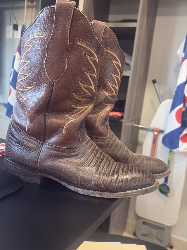 Las botas cafés que compró el cliente: piel con grano, pespunte claro en la caña y punta desgastada por el uso